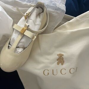 Gucci Ivory Baby Shoes with Gold Buckle